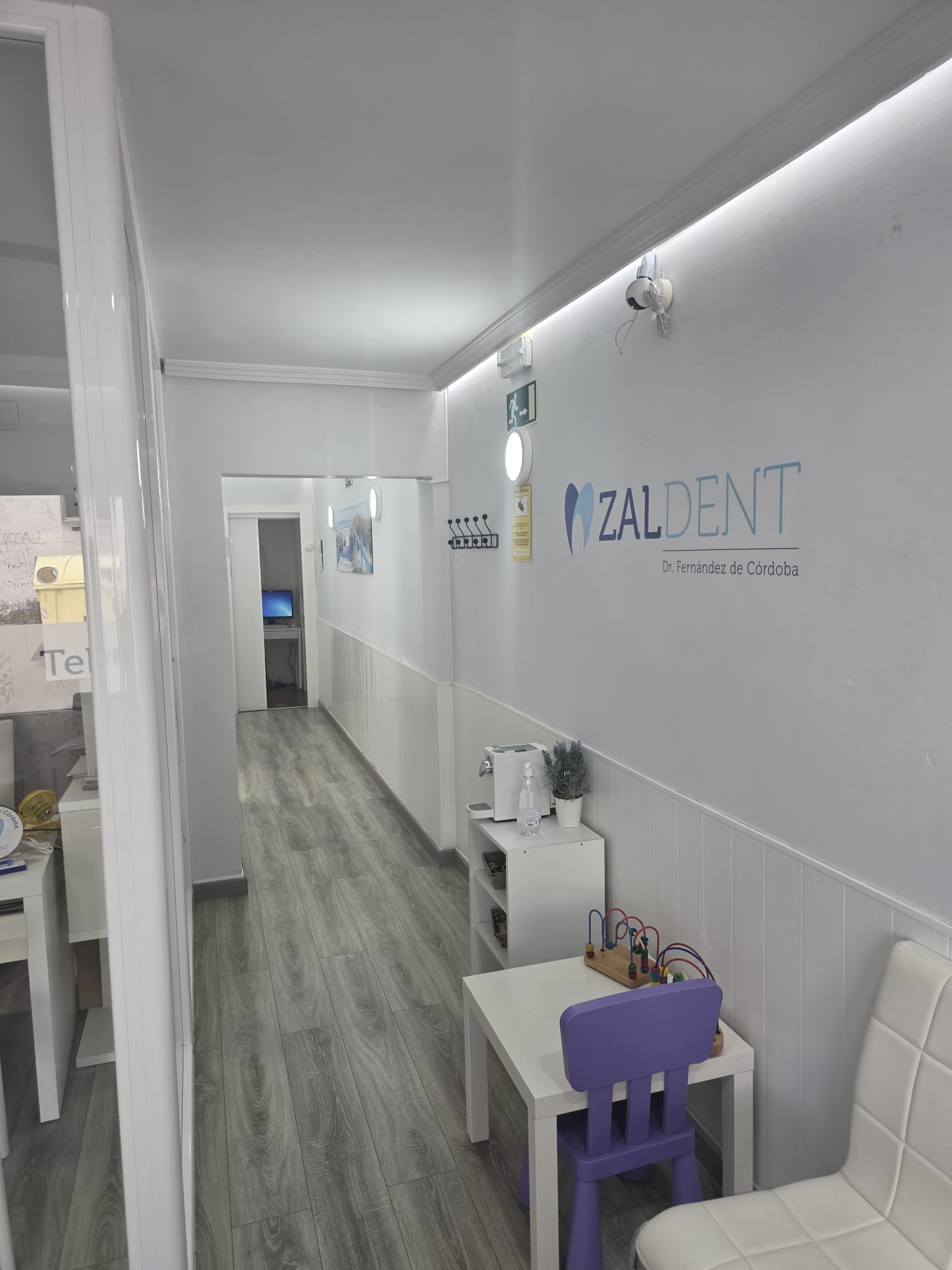 Entrada de clínica dental Zaldent Velada
