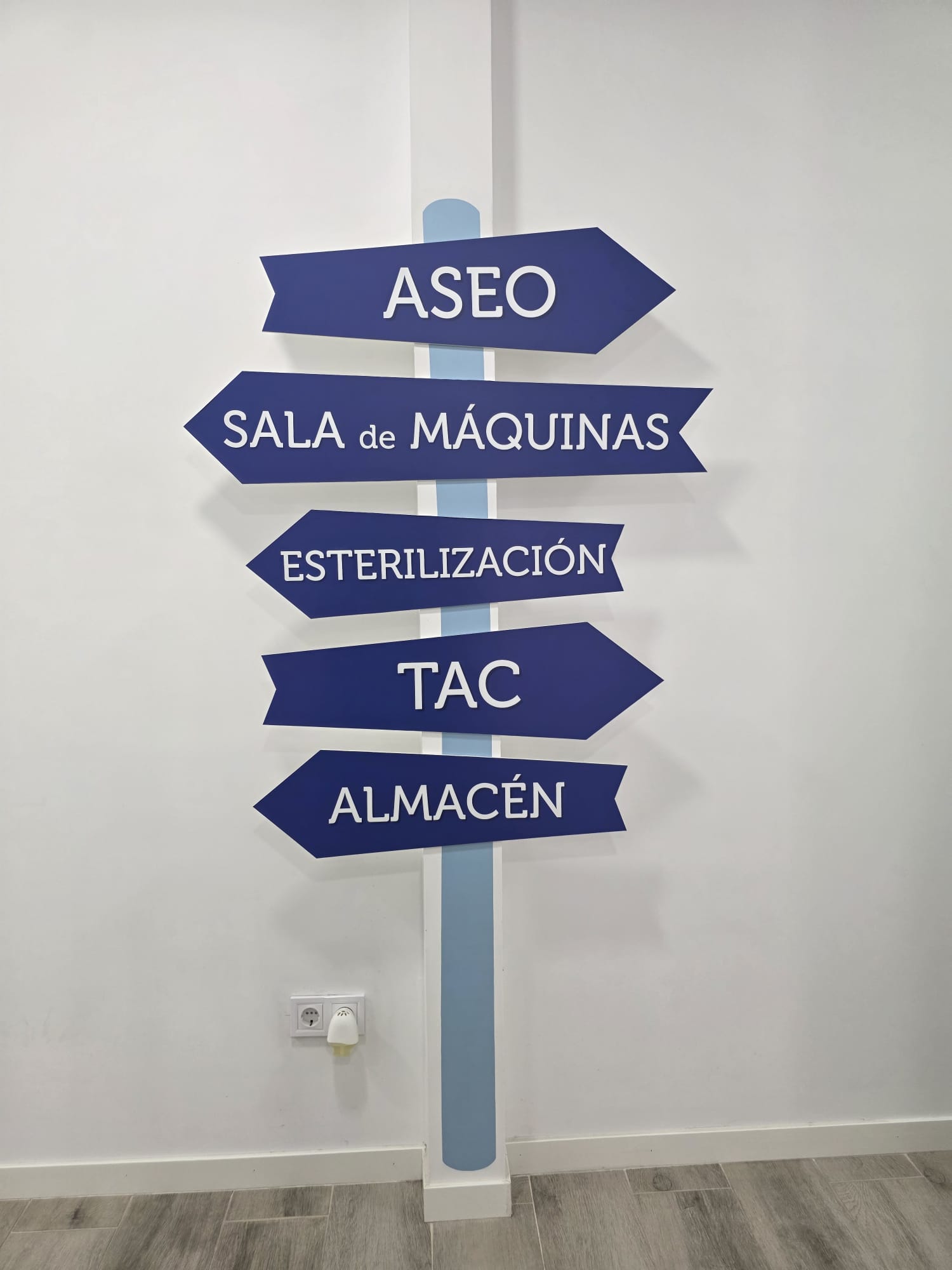 Señalización interior de la clínica Zaldent
